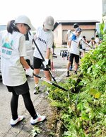 側溝にたまった草をかき出す児童たち＝４日、香美町村岡区柤岡