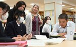 ３年生の授業を見学するヤースケライネン大使（中央）＝１０日、鳥取市東町２丁目の鳥取西高