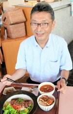 八雲御膳を試食する小泉凡さん＝１０日、鳥取市東町２丁目の「カフェ・ダール　ミュゼ」