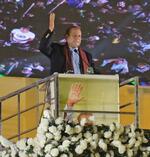 　支持者らを前に演説するナワズ・シャリフ元首相＝２１日、パキスタン・ラホール（共同）