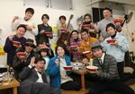 鳥取牛骨ラーメン応麺団のメンバーら（２０１４年３月９日、日本海新聞紙面「鳥取力」掲載）