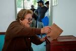 　ウルグアイ大統領選の決選投票で一票を投じる女性＝２４日、南部カネロネス（ロイター＝共同）