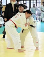 女子決勝　組み手を争う川口（左）＝倉吉市営武道館