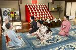 　「事始め」で京舞井上流五世家元の井上八千代さん（左手前）にあいさつをする舞妓ら＝１３日午前、京都市東山区