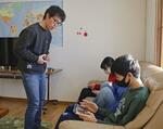 　フリースクール「ゆめとこスクール」で、生徒に話しかける佐々木勇貴さん（左）＝２０２３年１２月、北海道美幌町