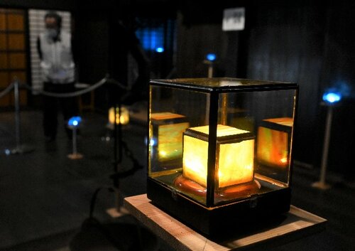 三百田氏住宅で光り輝くガラスランプ