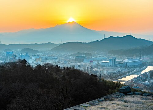 米子城跡からの冬のダイヤモンド大山＝２０１８年２月２０日