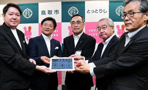 専用タブレットを手に持つ関係者ら＝８日、鳥取市役所