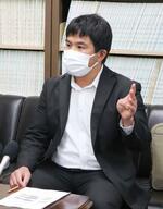 　記者会見する原告の女児の父親＝９日午前、名古屋市