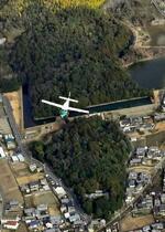 　奈良市で行われた佐紀古墳群の航空レーザー測量＝２月（村瀬陸さん提供）