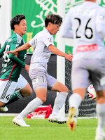 松本―鳥取　ガイナーレは後半２９分、小沢（中央）がゴールを決めて３－１とリードを広げる＝サンプロアルウィン