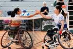 　車いすの部女子シングルス準々決勝で上地結衣（左）に勝利した大谷桃子＝パリ（共同）