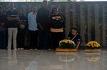 　ルワンダの首都キガリ郊外の虐殺記念館で献花する若者ら＝４月（共同）