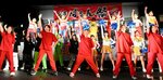 「ばえるダンス」でフィナーレを飾ったばえん祭＝１５日、鳥取県倉吉市のＪＲ倉吉駅前特設ステージ
