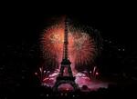 五輪の聖火リレーがパリ市内を巡った１４日の夜に、エッフェル塔を彩る花火