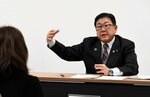 関連予算が削除された経緯を説明する広田市長（右）＝２７日、倉吉市役所第２庁舎