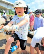 アユのつかみ取りを楽しむ子どもたち＝２０日、新温泉町七釜