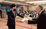 吉岡社長（右）から表彰状を手渡される井村所長＝９日、新温泉町の「湯村温泉　佳泉郷井づつや」