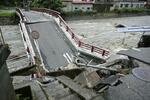 　台風７号の影響で一部が崩落した鳥取市佐治町の橋＝８月１６日