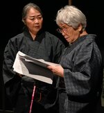 リハーサルで江戸時代の人情劇を熱演する出演者ら＝１４日、鳥取市鹿野町鹿野の鳥の劇場