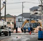 　埼玉県八潮市の県道が陥没しトラックが転落した事故現場＝２日午後４時３９分