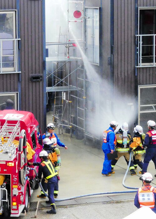 火元に見立てた的へ放水する浪速消防署チーム＝７日、東大阪市の大阪市消防局高度専門教育訓練センター