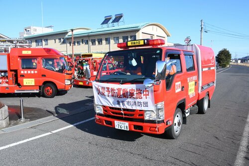 パレードへ出発する消防団の車両＝１日、倉吉市生田の西倉吉消防署