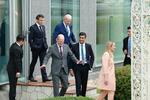 　５月、Ｇ７広島サミットの会場で記念撮影に臨む（奥左から）フランスのマクロン大統領、米国のバイデン大統領、（手前左から）ドイツのショルツ首相、英国のスナク首相、イタリアのメローニ首相＝広島市のグランドプリンスホテル広島
