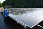 ゼロカーボン達成に向け、発電を開始した太陽光発電設備＝１５日、倉吉市巌城のオムロンスイッチアンドデバイス