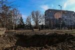 　ロシアの攻撃で地面にできた大きな穴＝５日、ウクライナ南部ヘルソン（ロイター＝共同）