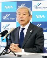 　定例記者会見をするＮＡＡの田村明比古社長＝３０日午前、成田空港