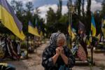 　ロシア軍との戦闘で死亡した息子の墓を訪れて泣く女性＝３日、ウクライナ・キーウ（ＡＰ＝共同）