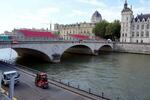 　パリ五輪の開会式が行われるセーヌ川に架かる橋上に設置された観客席＝１１日、パリ（共同）