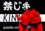 　訪日客向けの相撲ショーで「禁じ手」を説明する元力士ら＝５月、大阪市