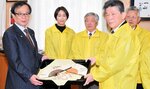 小谷会長から寄付金を受け取る﨏田町長（左）＝２９日、日野町役場