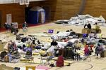 　避難所となっている中学校の体育館で過ごす人たち＝１２日午後、石川県輪島市