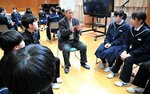 生徒の質問に丁寧に応じる県遺族会の国政会長（中央）ら