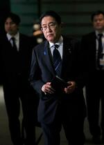 　首相官邸に入る岸田首相＝１日午後５時１６分