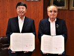 協定書を披露する笠見理事長（右）と山本事業責任者＝７月３０日、倉吉市昭和町１丁目の倉吉信用金庫