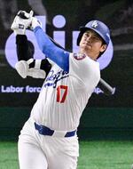 　巨人戦の３回、右越えに２点本塁打を放つドジャース・大谷＝東京ドーム