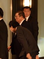 会場に向かう石破首相（中央）＝４日夜、東京・紀尾井町のホテルニューオータニ