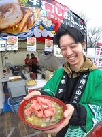 「ラーメン悟空」（鳥取）が提供した牛ロースレアチャーシューメンに思わず笑顔