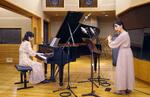 　イメージ曲を収録する作曲者でピアノを担当する林そよかさん（左）と関西フィルハーモニー管弦楽団首席フルート奏者の椎名朋美さん＝２月、大阪市北区