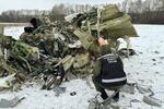 　ロシア西部ベルゴロド州で、墜落したロシア軍の大型輸送機イリューシン７６の残骸を調べる捜査関係者＝２４日（画像の一部が加工されています、タス＝共同）