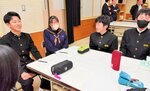 浜坂高生（左２人）に質問する中学生たち＝５日、新温泉町細田の夢が丘中