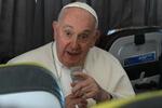 　６日、特別機内で記者会見するローマ教皇フランシスコ（ロイター＝共同）