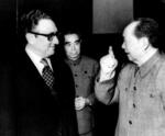 　１９７３年２月、中国の毛沢東主席（右）、周恩来首相（中央）と会うキッシンジャー米大統領補佐官＝北京の中南海（ＡＰ＝共同）