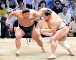 名古屋場所で北勝富士（右）と対戦する伯桜鵬。取組に倉吉市民は一喜一憂した＝７月２２日、ドルフィンズアリーナ