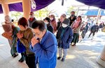 参道を埋めるほどの行列をつくる参拝者＝１日、米子市博労町２丁目の勝田神社