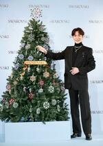 　イベントでクリスマスツリーを飾り付けた渡辺翔太＝１８日、東京都中央区